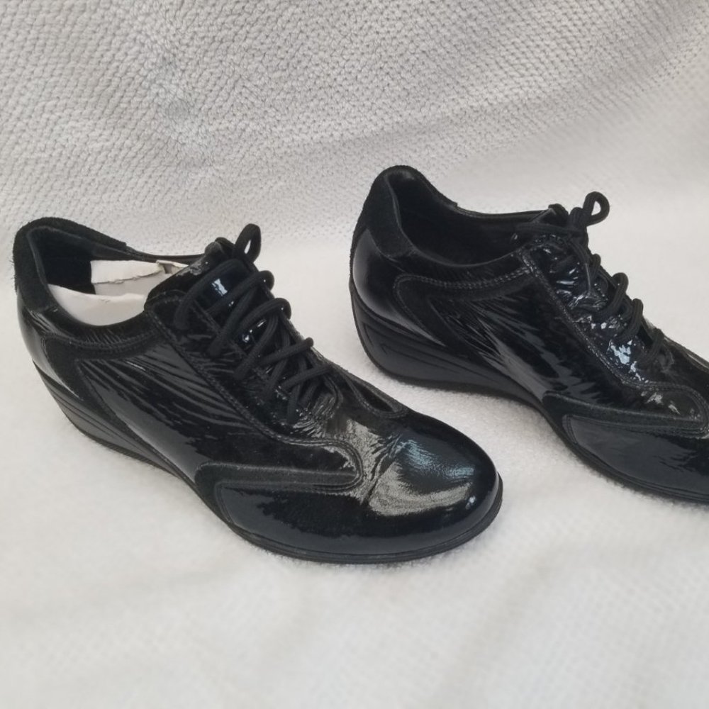 Patent leather walking shoe